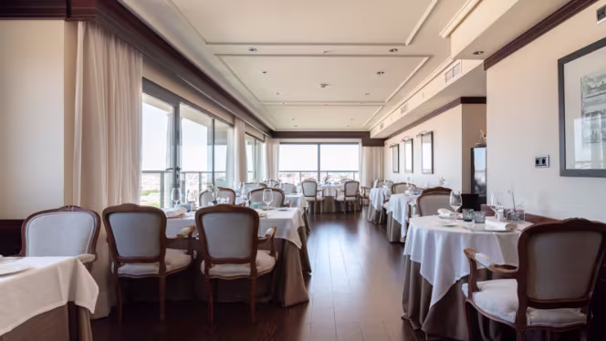 Al-Zagal restaurante panorámico - Hotel Sevilla Center - 7