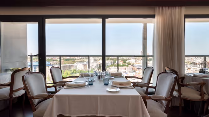 Al-Zagal restaurante panorámico - Hotel Sevilla Center - 1