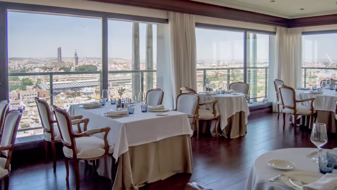 Al-Zagal restaurante panorámico - Hotel Sevilla Center - 9