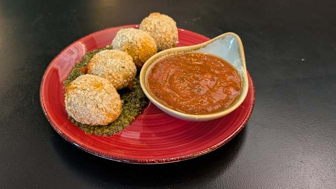 Clémence Cocktail & Champagne Bar - 8