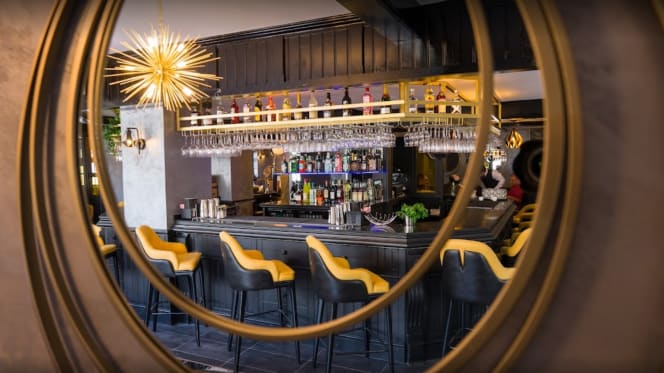 Manto's Meze Bar and Grill - 6