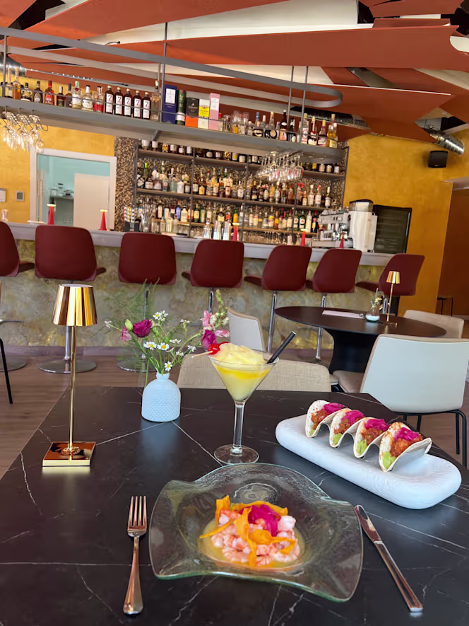 El Candil Lounge Bar - 1