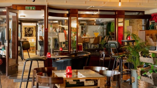 Trader's Wine Bar and Restaurant - London - 6