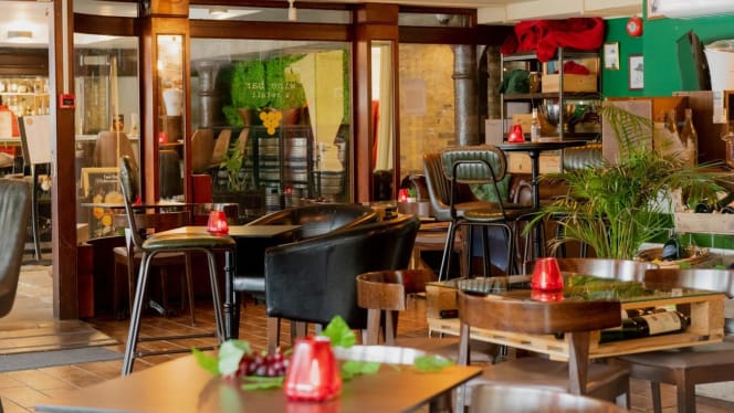 Trader's Wine Bar and Restaurant - London - 5