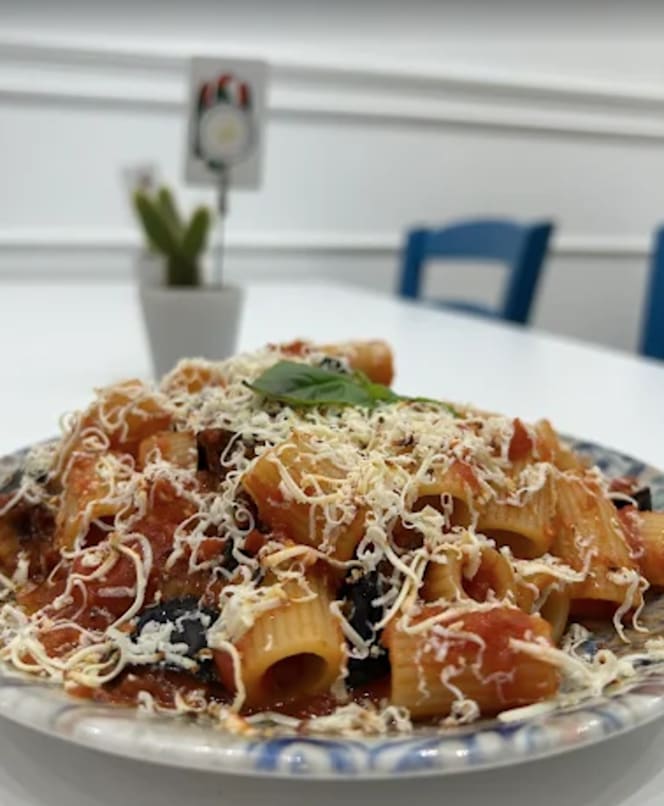 Assettiti e mangia - 1