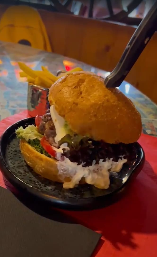 Burger Terrasse by O Miura - 2