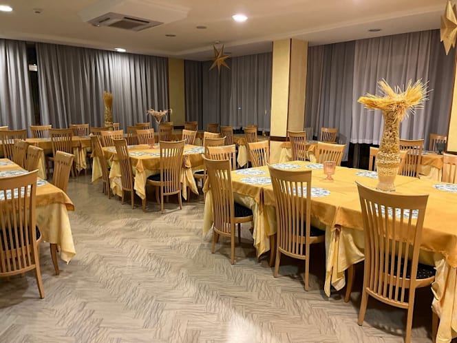 Hotel Half Moon BB Aeroport Restaurant - 0