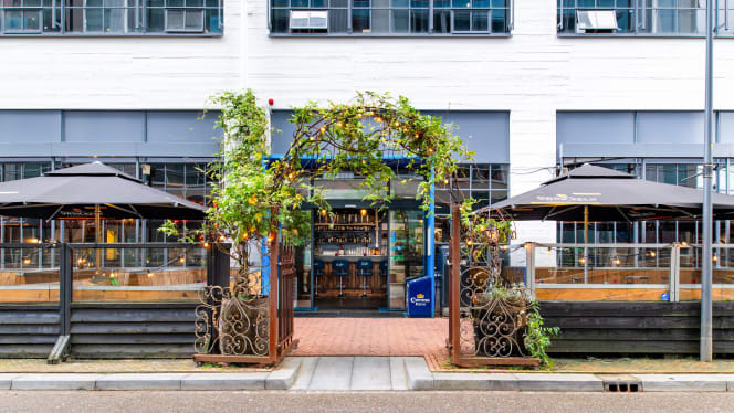 Blue Collar Café by Stayokay - 0