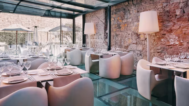 Nineteen Restaurant - Olivia Plaza Hotel - 9