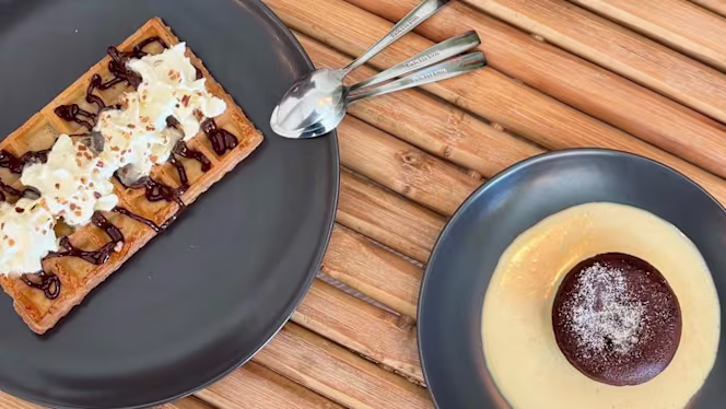 Garden restaurant by Domaine la Roque - 1