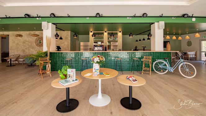 Garden restaurant by Domaine la Roque - 0