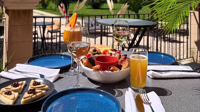 Garden restaurant by Domaine la Roque - 6