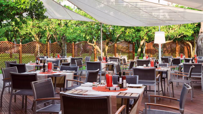 L'Orangerie Poolside Bar & Restaurant - 8