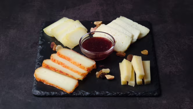 Arcaz Velho Fado Restaurant - Alfama Tapas & Wine Bar - 4