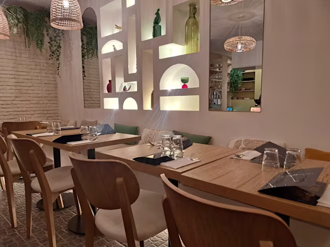 Upstairs Bistro Paris - 2