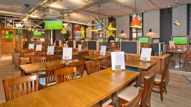 Sports Bar & Grill Victoria - 9