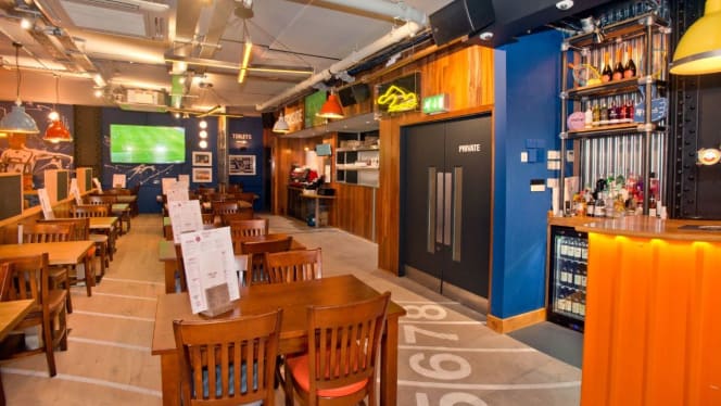 Sports Bar & Grill Victoria - 8