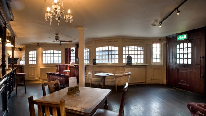 The Feathers Hotel Redhill - Merstham - 3