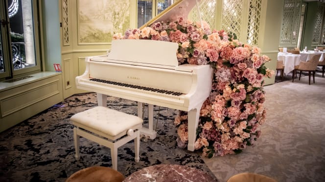 Ladurée Paris Champs-Elysées - 8