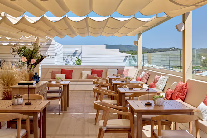 Radio Me Ibiza Rooftop Bar - 3