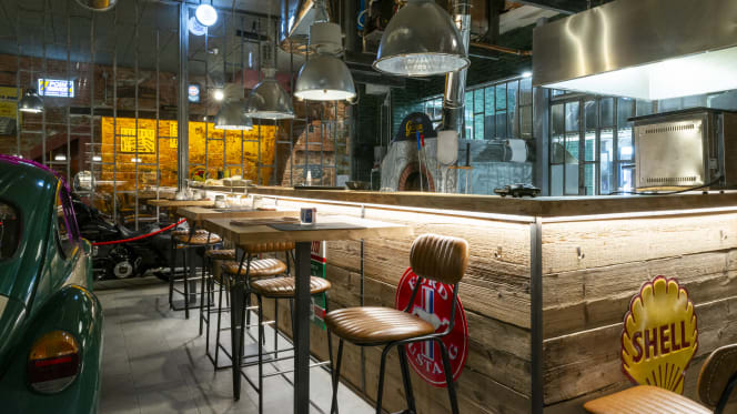 Ristorante Garage - Pizza, Grill & Cocktails - 1