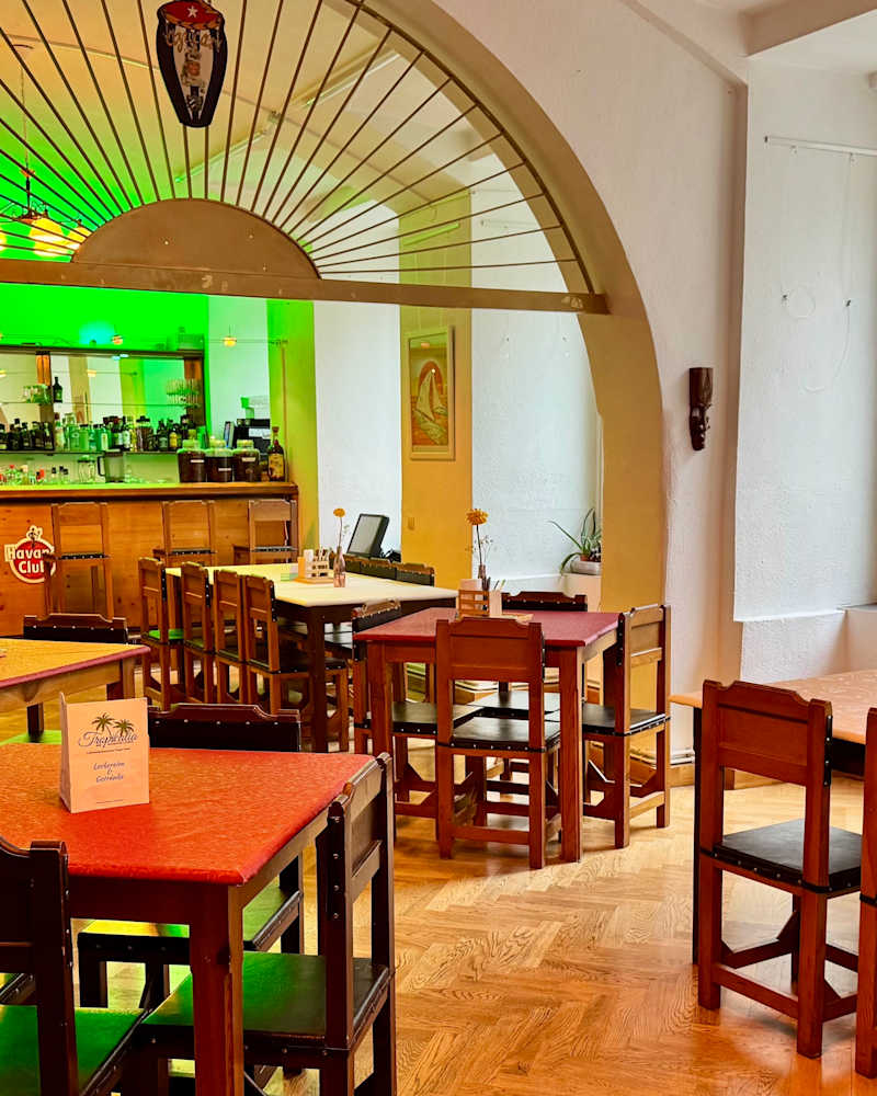 Tony bereitet karibische Tapas in seiner Küche in der Ungargasse 8 vor