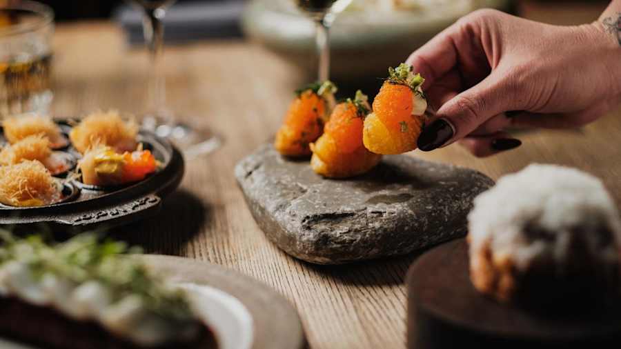 Samling av mellanrätter serverade i miniatyr