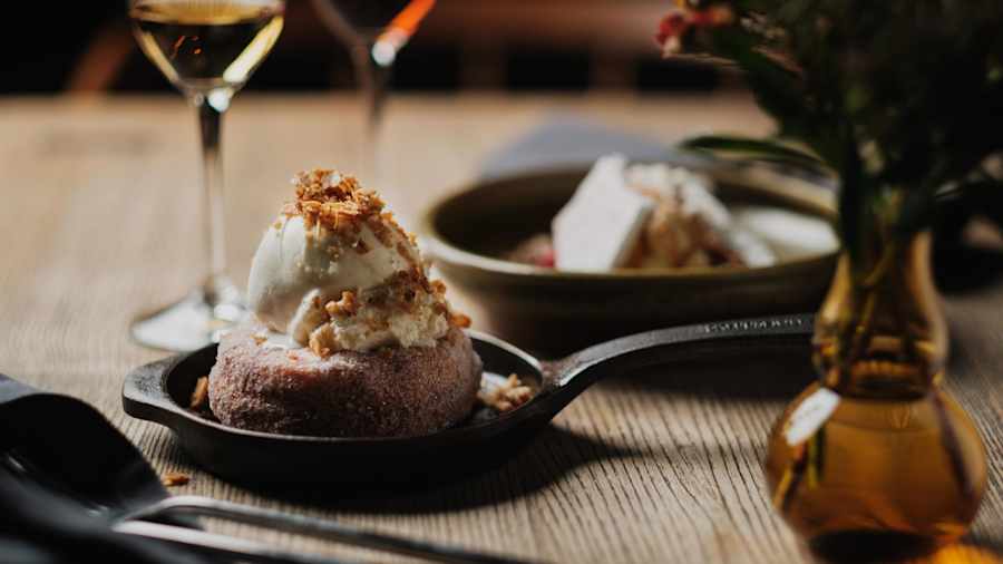 Varm dessert med vaniljglass och nötter