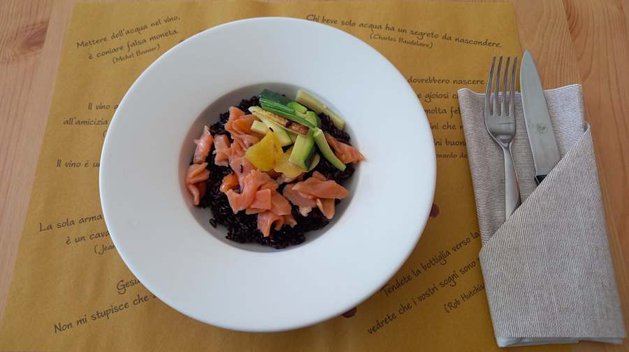 Riso nero con salmone, avocado e cetriolo